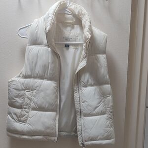 American Eagle Outfitters White Puffer Vest